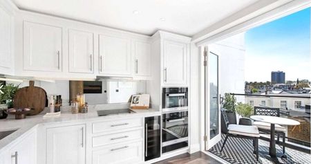Immaculately presented apartment with two balconies. - Photo 4