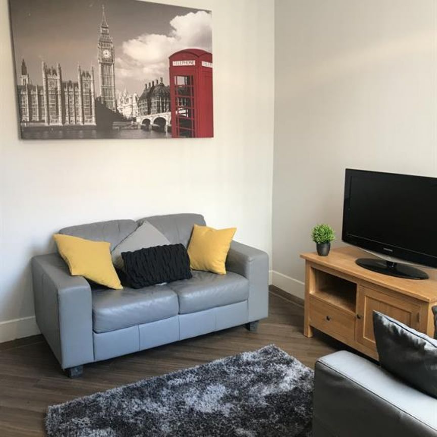 3 bedroom Flat To Let - Photo 1