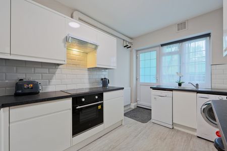 Room in a Shared Flat, Queens Mansions, NW4 - Photo 3