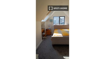 Room for rent in a 4-bedroom house in Killinardan, Dublin - Photo 4