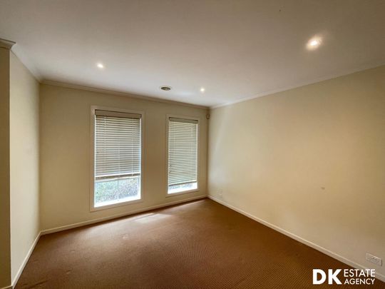 3 Bedrooms 2 Baths 1 Car garage Family House in Tarneit - Photo 1