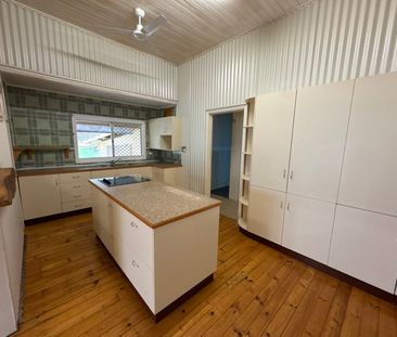 Family home with large backyard and shed - Photo 2