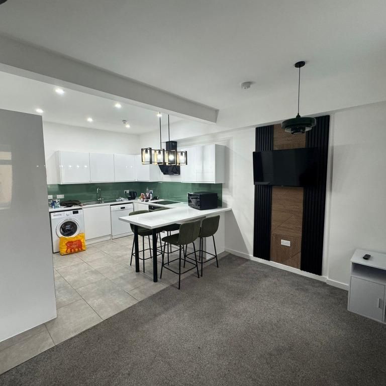 1 bedroom in a house share to rent - Photo 1