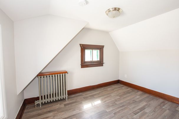 **CHARMING UNIT** 3 Bedroom, 2 Bathroom Unit in Port Colborne!! - Photo 1