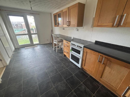 3 bedroom end of terrace house to rent - Photo 4