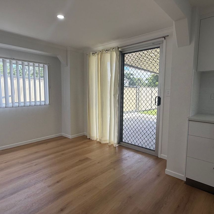 Newly Renovated Family Home - 350m from Waterfront! - Photo 1