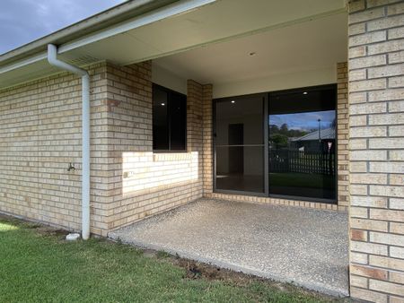Break Lease - 4 Bedroom Home on Corner Block in Great Pimpama Location! - Photo 5