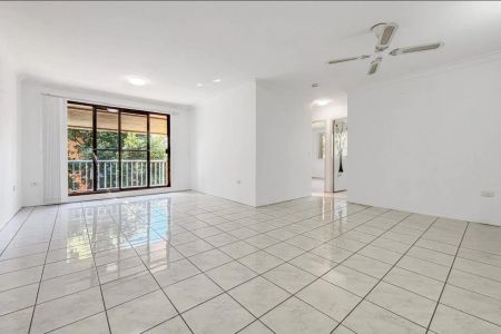 Cosy Two-Bedroom Apartment in a Prime Location - Photo 2