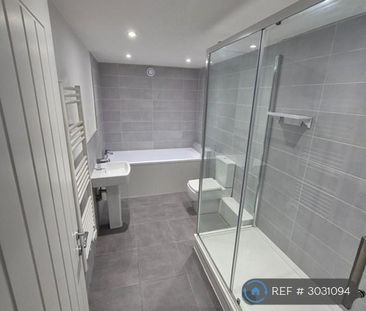3 bedroom flat to rent - Photo 3