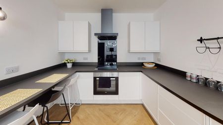 5 bedroom flat to rent - Photo 2