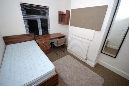 5 bedroom flat to rent - Photo 4