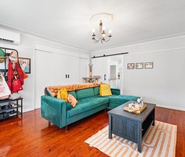 Spacious 4 Bedroom Family Home in Prime South Penrith Location - Photo 2