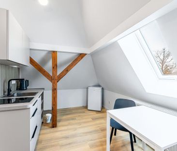 Erstbezug nach Sanierung - Voll möblierte 1 Zimmer-DG-Wohnung mit S... - Photo 3