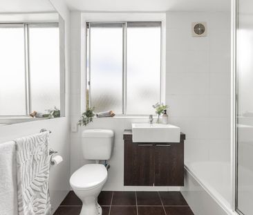 Light-Filled Top Floor Living in a Prime St Kilda Location - Photo 4