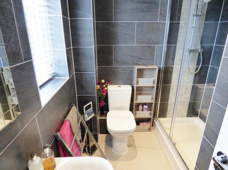 4 bedroom detached house to rent - Photo 2