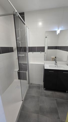 Location Appartement 3 pièces 78m² LA ROCHE SUR YON 85000 - Photo 2