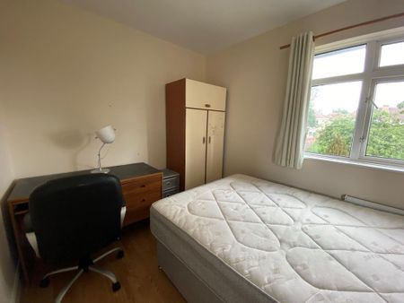 4 bedroom semi-detached house to rent - Photo 3