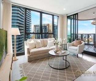 Luxurious One-Bedroom Apartment with Expansive Study and Stunning H... - Photo 4