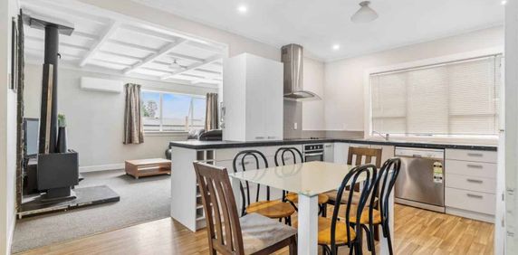 Traditional 3 Bedroom Family Home - Photo 2