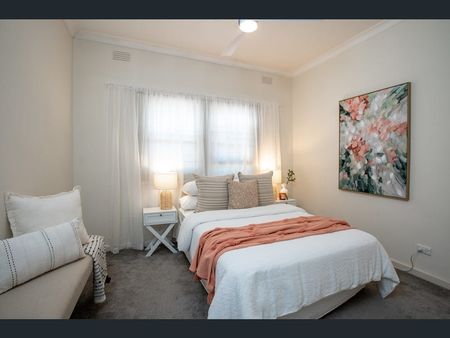 Charming Central North Albury Home With Flexible Outdoor Office - Photo 4