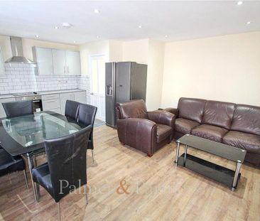 4 bedroom end of terrace house to rent - Photo 2