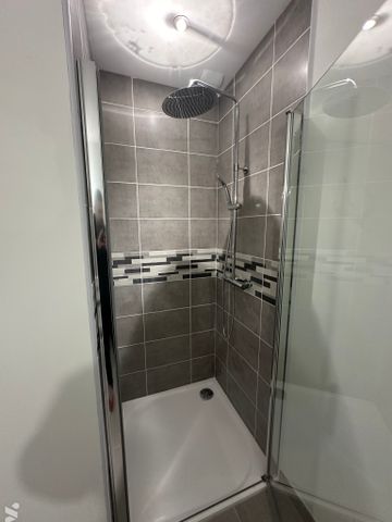 Cuisine aménagée et équipée, séjour, 2 chambres, SdE et WC. Cellier. Chauffage électriques. - Photo 5