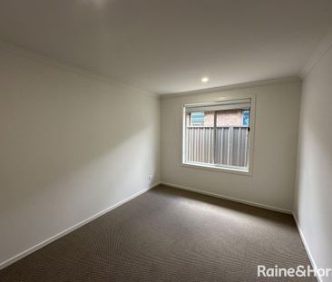 Spacious 4-Bedroom Family Home in Munno Para Downs - Photo 4