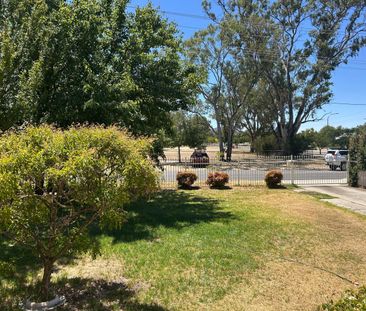 Freshly Painted East Albury Home - Photo 2
