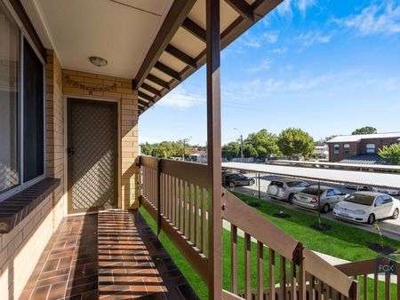 Low maintenance unit in good location - Photo 3