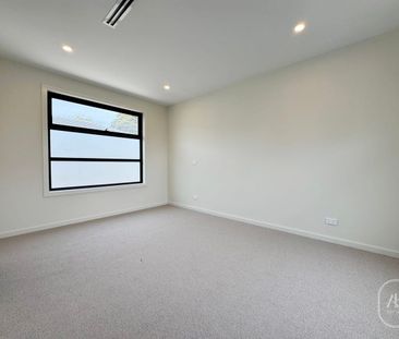Brand New 5-Bedroom Luxury Townhouse in a Prime Box Hill North Loca... - Photo 1