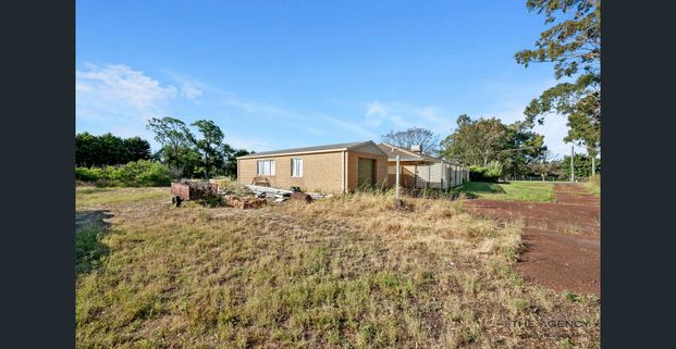 Comfortable Family Living with Plenty of Space - Photo 1