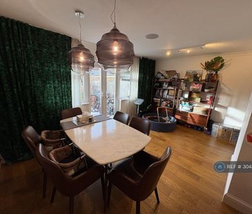3 bedroom semi-detached house to rent - Photo 6