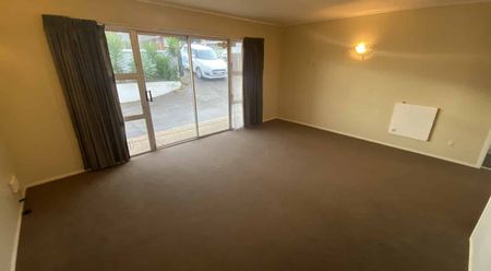 Stunning Home in Bucklands Beach!! - Photo 2