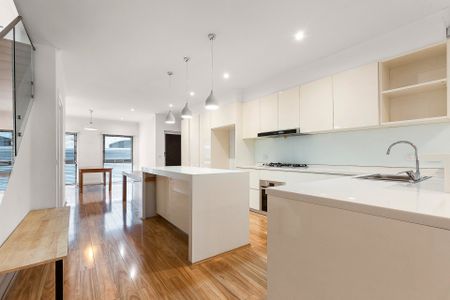 Superbly positioned in the city fringe (SPACIOUS VERSATILE RESIDENCE ) - Photo 4