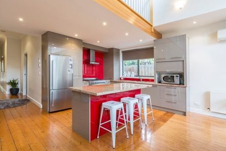 Stunning Family Home Renovated to Perfection! - Photo 3