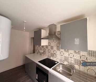3 bedroom flat to rent - Photo 3