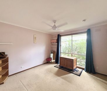 Charming Home with Stunning Gardens & Renovated Bathroom - Photo 5