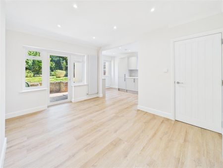 3 bedroom Semi-detached house to rent - Photo 2