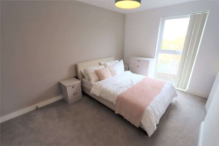 Fully Furnished Two Double Bedroom, Two Bathroom Apartment with a private balcony and ALLOCATED PARKING, residents only GYM and CINEMA ROOM. - Photo 4