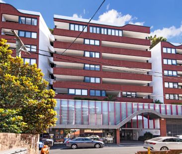 Sunlit North-Facing Apartment in Prime Location - Photo 2