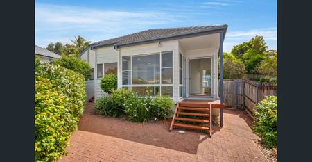 Coastal Living – 4 Bedroom Family Home - Photo 5