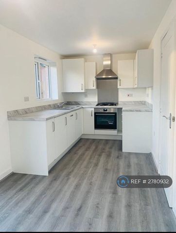 3 bedroom semi-detached house to rent - Photo 4