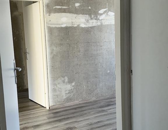 Gepflegte 3-Zimmer Wohnung mit Balkon mit neutralem Laminatboden für jeden Einrichtungsstil. - Photo 1