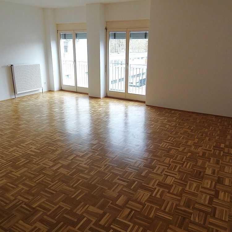 Gemütliche und geräumige Mietwohnung mit neuer Küche und großem Wohn- Esszimmer …! - Photo 1