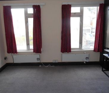 2 bedroom maisonette to rent - Photo 2