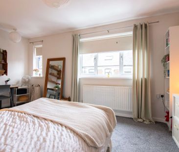 Modern and spacious five bedroom house on Coburn Street - Photo 5