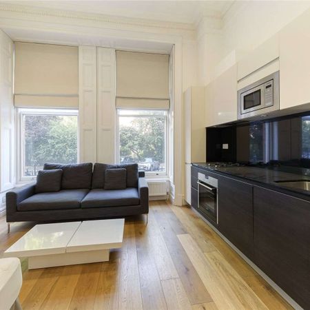 A bright furnished studio apartment overlooking the beautiful Lennox Gardens. - Photo 3