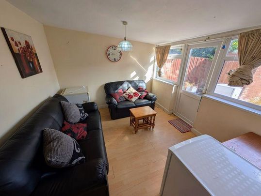 5 bedroom semi-detached house to rent - Photo 1