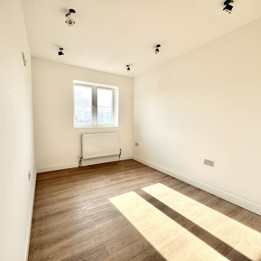 Wallcote Avenue, Brent Cross, London, NW2 - Photo 1