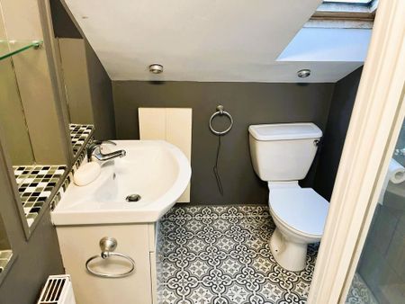 4 bedroom end of terrace house to rent - Photo 2